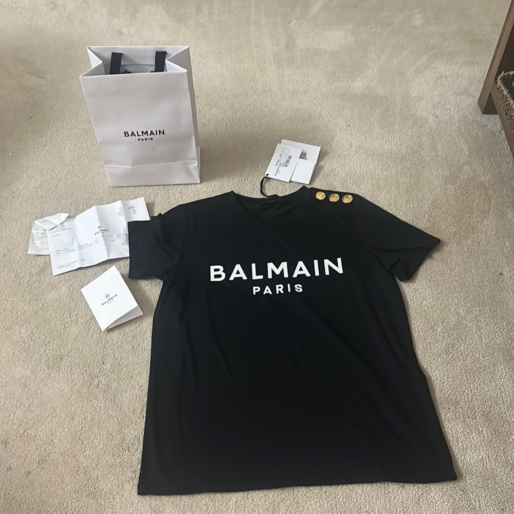 NWT Balmain logo cotton tee shirt w/ 3 gold buttons comes with bag and receipt